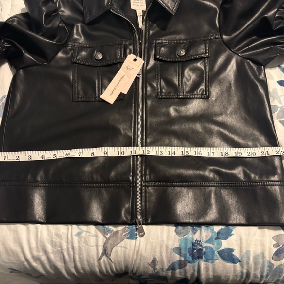 New with tags. Cinq à Sept
Faux Leather Puff Sleeve Jacket - Picture 4 of 5